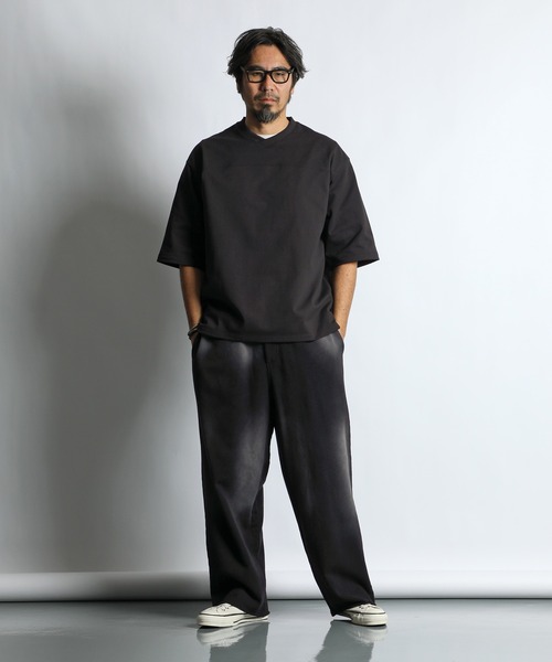The DUFFER of ST.GEORGE(ザダファーオブセントジョージ)の「「AIR FLEX」SETUP V-NECK FOOTBALL TEE:機能素材 「エアフレックス」セットアップ Vネック フットボールTEE(Tシャツ/カットソー・メンズ・ブラック/グレイッシュベージュ・LARGE/MEDIUM/X-LARGE)」の11枚目の写真