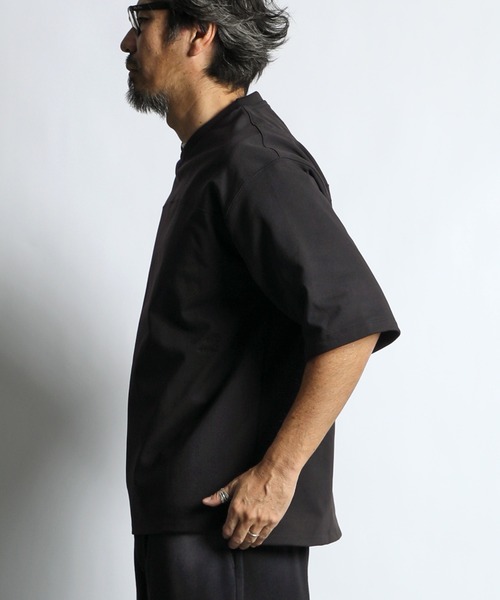 The DUFFER of ST.GEORGE(ザダファーオブセントジョージ)の「「AIR FLEX」SETUP V-NECK FOOTBALL TEE:機能素材 「エアフレックス」セットアップ Vネック フットボールTEE(Tシャツ/カットソー・メンズ・ブラック/グレイッシュベージュ・LARGE/MEDIUM/X-LARGE)」の8枚目の写真