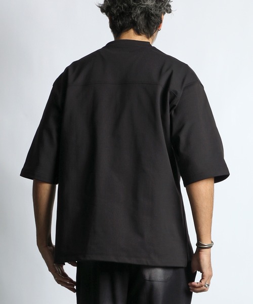The DUFFER of ST.GEORGE(ザダファーオブセントジョージ)の「「AIR FLEX」SETUP V-NECK FOOTBALL TEE:機能素材 「エアフレックス」セットアップ Vネック フットボールTEE(Tシャツ/カットソー・メンズ・ブラック/グレイッシュベージュ・LARGE/MEDIUM/X-LARGE)」の9枚目の写真