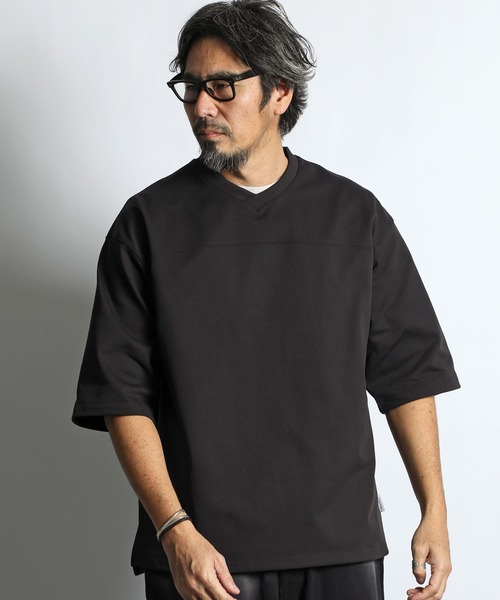 The DUFFER of ST.GEORGE(ザダファーオブセントジョージ)の「「AIR FLEX」SETUP V-NECK FOOTBALL TEE:機能素材 「エアフレックス」セットアップ Vネック フットボールTEE(Tシャツ/カットソー・メンズ・ブラック/グレイッシュベージュ・LARGE/MEDIUM/X-LARGE)」の14枚目の写真