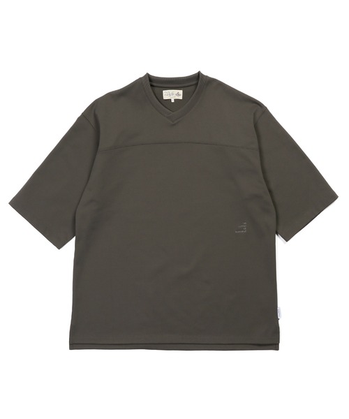 The DUFFER of ST.GEORGE(ザダファーオブセントジョージ)の「「AIR FLEX」SETUP V-NECK FOOTBALL TEE:機能素材 「エアフレックス」セットアップ Vネック フットボールTEE(Tシャツ/カットソー・メンズ・ブラック/グレイッシュベージュ・LARGE/MEDIUM/X-LARGE)」の3枚目の写真
