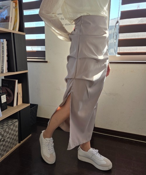 tolene(トレネ)の「アシンメトリー タック スリット ロングスカート(スカート・レディース・カーキ・FREE)」の22枚目の写真