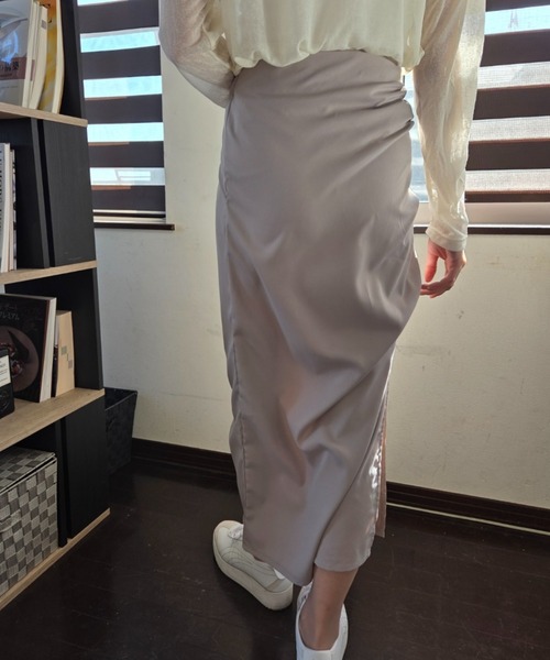 tolene(トレネ)の「アシンメトリー タック スリット ロングスカート(スカート・レディース・カーキ・FREE)」の19枚目の写真