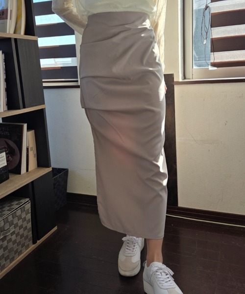 tolene(トレネ)の「アシンメトリー タック スリット ロングスカート(スカート・レディース・カーキ・FREE)」の16枚目の写真