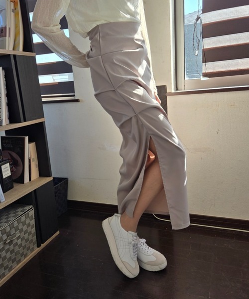 tolene(トレネ)の「アシンメトリー タック スリット ロングスカート(スカート・レディース・カーキ・FREE)」の2枚目の写真