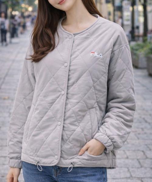 FILA(フィラ)の「FILA UVリバーシブルノーカラーアウター(ノーカラージャケット・レディース・グリーン系その他/ブルー系その他/ブラック系その他/ネイビー系/グレー系その他・MEDIUM/LARGE/LL/3L/SMALL)」の1枚目の写真