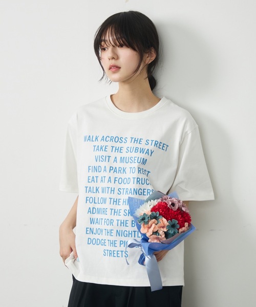 UNDERSTATEMENTs(アンダーステイトメント)の「【ユニセックス】都市の日常を、1枚に。シティメッセージロゴプリントTシャツ(Tシャツ/カットソー・メンズ・レッド/ホワイト/ブルー/ブラック・LARGE/MEDIUM)」の2枚目の写真