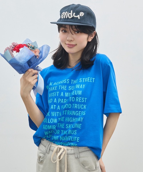 UNDERSTATEMENTs(アンダーステイトメント)の「【ユニセックス】都市の日常を、1枚に。シティメッセージロゴプリントTシャツ(Tシャツ/カットソー・メンズ・レッド/ホワイト/ブルー/ブラック・LARGE/MEDIUM)」の3枚目の写真