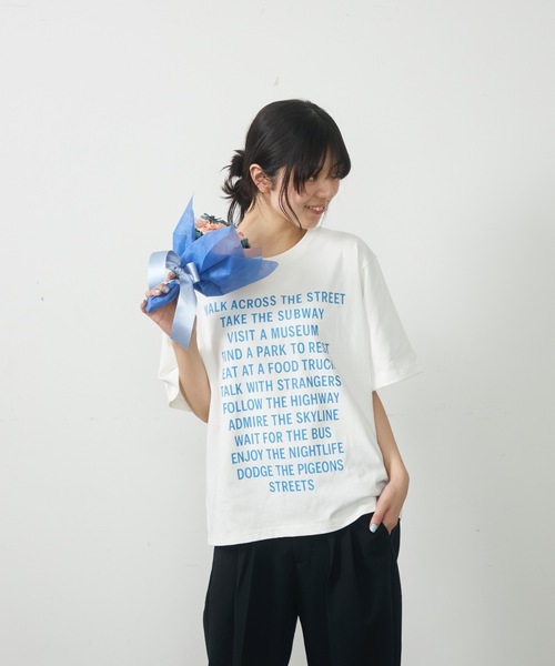 UNDERSTATEMENTs(アンダーステイトメント)の「【ユニセックス】都市の日常を、1枚に。シティメッセージロゴプリントTシャツ(Tシャツ/カットソー・メンズ・レッド/ホワイト/ブルー/ブラック・LARGE/MEDIUM)」の8枚目の写真