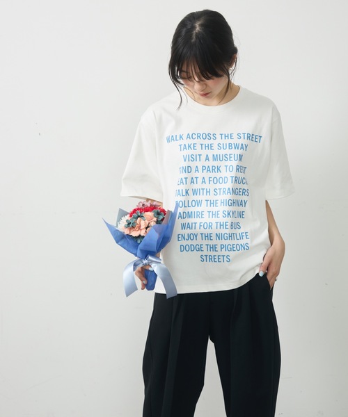 UNDERSTATEMENTs(アンダーステイトメント)の「【ユニセックス】都市の日常を、1枚に。シティメッセージロゴプリントTシャツ(Tシャツ/カットソー・メンズ・レッド/ホワイト/ブルー/ブラック・LARGE/MEDIUM)」の7枚目の写真