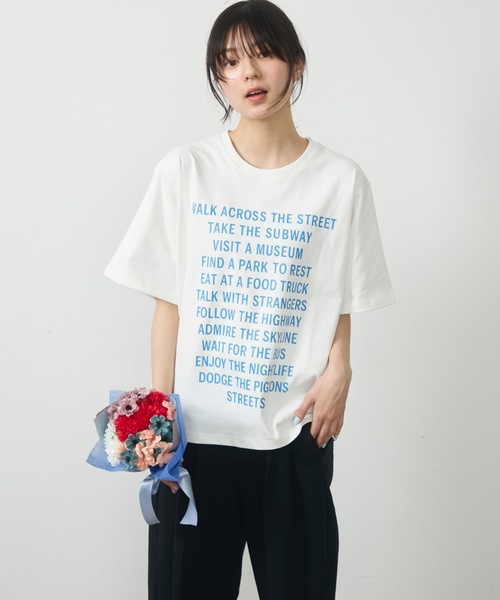 UNDERSTATEMENTs(アンダーステイトメント)の「【ユニセックス】都市の日常を、1枚に。シティメッセージロゴプリントTシャツ(Tシャツ/カットソー・メンズ・レッド/ホワイト/ブルー/ブラック・LARGE/MEDIUM)」の6枚目の写真