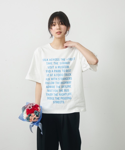 UNDERSTATEMENTs(アンダーステイトメント)の「【ユニセックス】都市の日常を、1枚に。シティメッセージロゴプリントTシャツ(Tシャツ/カットソー・メンズ・レッド/ホワイト/ブルー/ブラック・LARGE/MEDIUM)」の5枚目の写真
