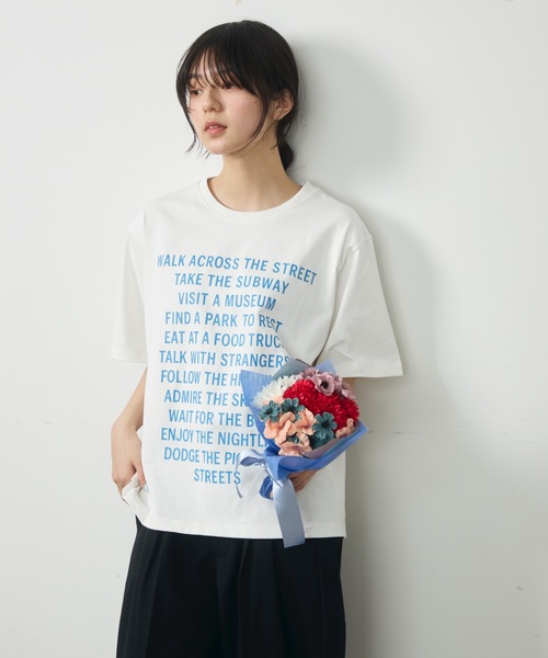 UNDERSTATEMENTs(アンダーステイトメント)の「【ユニセックス】都市の日常を、1枚に。シティメッセージロゴプリントTシャツ(Tシャツ/カットソー・メンズ・レッド/ホワイト/ブルー/ブラック・LARGE/MEDIUM)」の22枚目の写真