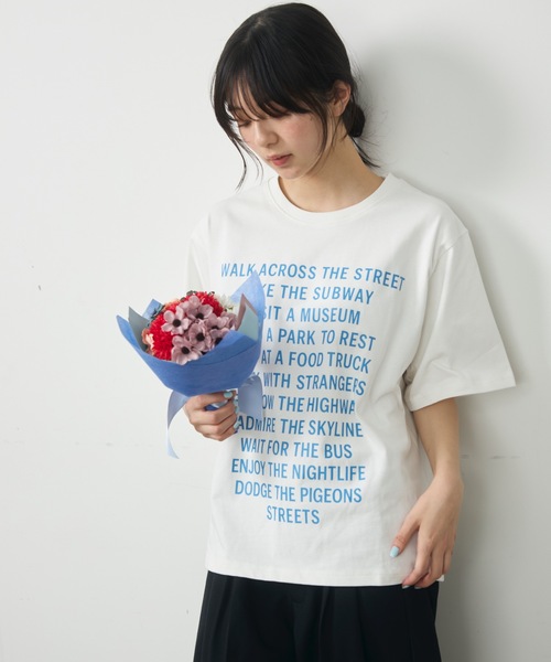 UNDERSTATEMENTs(アンダーステイトメント)の「【ユニセックス】都市の日常を、1枚に。シティメッセージロゴプリントTシャツ(Tシャツ/カットソー・メンズ・レッド/ホワイト/ブルー/ブラック・LARGE/MEDIUM)」の21枚目の写真