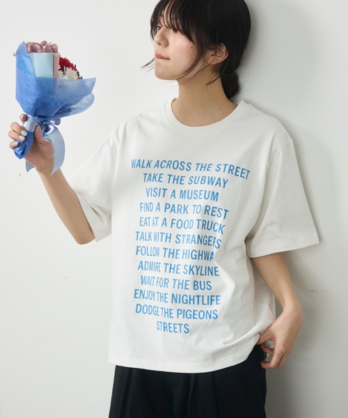 UNDERSTATEMENTs(アンダーステイトメント)の「【ユニセックス】都市の日常を、1枚に。シティメッセージロゴプリントTシャツ(Tシャツ/カットソー・メンズ・レッド/ホワイト/ブルー/ブラック・LARGE/MEDIUM)」の20枚目の写真