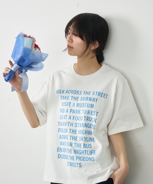 UNDERSTATEMENTs(アンダーステイトメント)の「【ユニセックス】都市の日常を、1枚に。シティメッセージロゴプリントTシャツ(Tシャツ/カットソー・メンズ・レッド/ホワイト/ブルー/ブラック・LARGE/MEDIUM)」の19枚目の写真