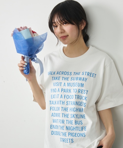 UNDERSTATEMENTs(アンダーステイトメント)の「【ユニセックス】都市の日常を、1枚に。シティメッセージロゴプリントTシャツ(Tシャツ/カットソー・メンズ・レッド/ホワイト/ブルー/ブラック・LARGE/MEDIUM)」の18枚目の写真