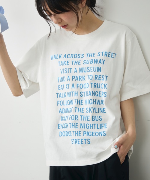 UNDERSTATEMENTs(アンダーステイトメント)の「【ユニセックス】都市の日常を、1枚に。シティメッセージロゴプリントTシャツ(Tシャツ/カットソー・メンズ・レッド/ホワイト/ブルー/ブラック・LARGE/MEDIUM)」の17枚目の写真