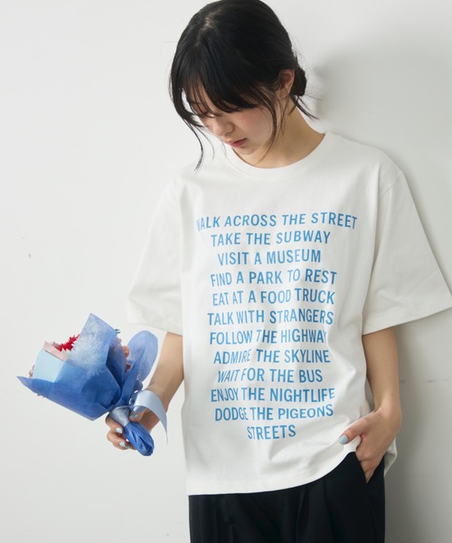 UNDERSTATEMENTs(アンダーステイトメント)の「【ユニセックス】都市の日常を、1枚に。シティメッセージロゴプリントTシャツ(Tシャツ/カットソー・メンズ・レッド/ホワイト/ブルー/ブラック・LARGE/MEDIUM)」の16枚目の写真