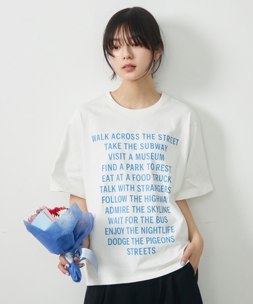 UNDERSTATEMENTs(アンダーステイトメント)の「【ユニセックス】都市の日常を、1枚に。シティメッセージロゴプリントTシャツ(Tシャツ/カットソー・メンズ・レッド/ホワイト/ブルー/ブラック・LARGE/MEDIUM)」の11枚目の写真