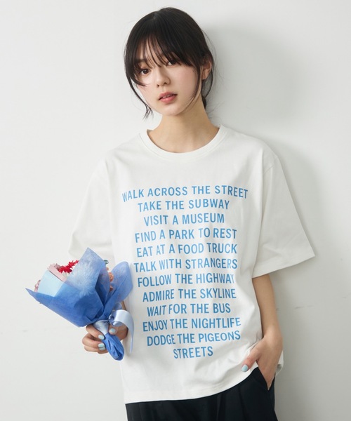 UNDERSTATEMENTs(アンダーステイトメント)の「【ユニセックス】都市の日常を、1枚に。シティメッセージロゴプリントTシャツ(Tシャツ/カットソー・メンズ・レッド/ホワイト/ブルー/ブラック・LARGE/MEDIUM)」の10枚目の写真