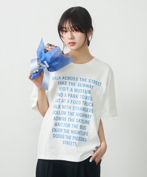 UNDERSTATEMENTs(アンダーステイトメント)の「【ユニセックス】都市の日常を、1枚に。シティメッセージロゴプリントTシャツ(Tシャツ/カットソー・メンズ・レッド/ホワイト/ブルー/ブラック・LARGE/MEDIUM)」の9枚目の写真