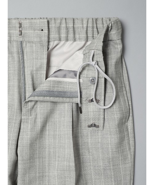 SUIT SQUARE（スーツスクエア）の「GOOVI／タックストレートパンツ／SUPER100'sウールトロピカル／ワイドストライプ（スーツパンツ・メンズ・ライトグレー・1/2/3）」の4枚目の写真