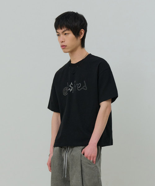 DESIRED（デシレッド）の「フロントグラフィッククロップ半袖Tシャツ-FBSK5805D03（Tシャツ/カットソー・メンズ・ブラック・MEDIUM/LARGE/X-LARGE）」の2枚目の写真