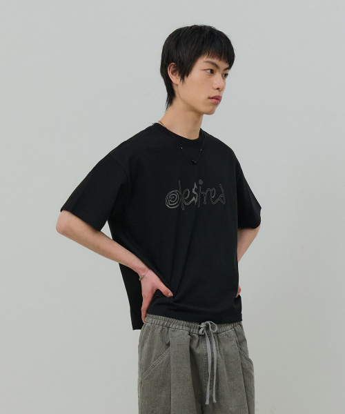 DESIRED（デシレッド）の「フロントグラフィッククロップ半袖Tシャツ-FBSK5805D03（Tシャツ/カットソー・メンズ・ブラック・MEDIUM/LARGE/X-LARGE）」の3枚目の写真