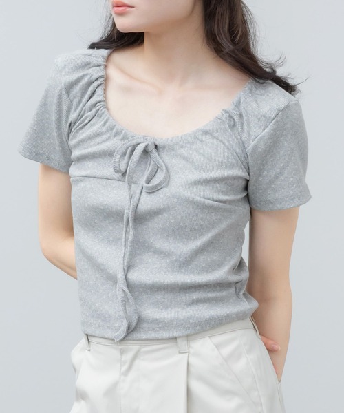 HEILIS(ヘイリス)の「花柄リボン半袖カットソー / 花柄 リボン ドロスト 半袖 トップス カットソー サーマル 韓国 カジュアル シティガール コンパクト ブラウン グレー アイボリー 夏服 春服(Tシャツ/カットソー・レディース・グレー/アイボリー/ブラウン・FREE)」の2枚目の写真