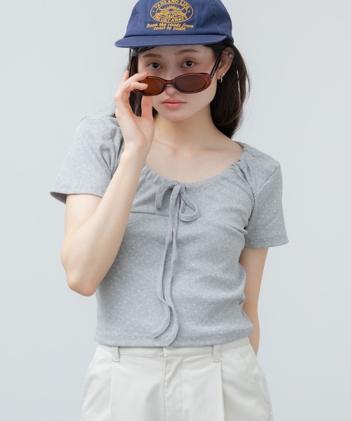 HEILIS(ヘイリス)の「花柄リボン半袖カットソー / 花柄 リボン ドロスト 半袖 トップス カットソー サーマル 韓国 カジュアル シティガール コンパクト ブラウン グレー アイボリー 夏服 春服(Tシャツ/カットソー・レディース・グレー/アイボリー/ブラウン・FREE)」の20枚目の写真