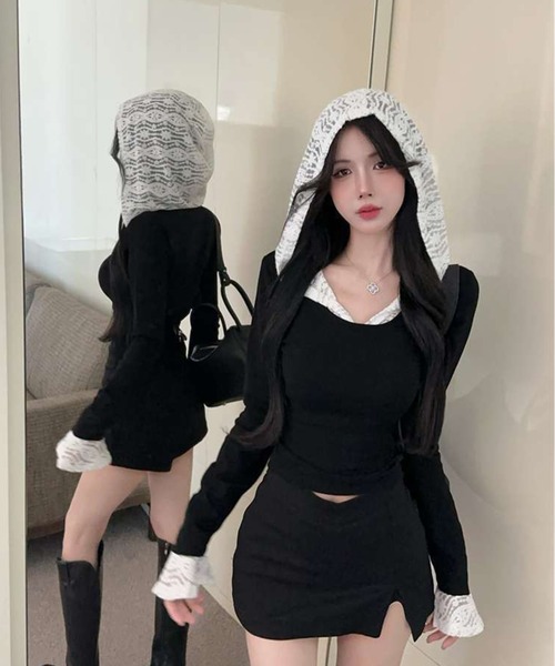 AsheKsha(アシクシャ)の「グリーンエルフの蝶柄Vネック半袖トップス(Tシャツ/カットソー・レディース・ブラック・M)」の1枚目の写真