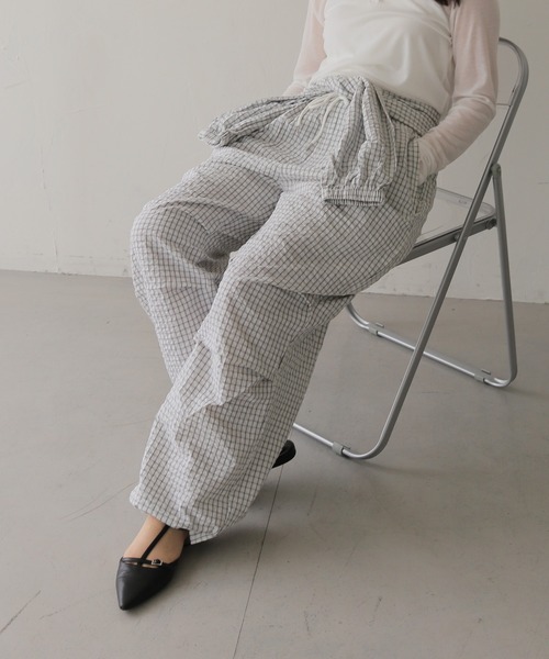 cheriella(シェリエラ)の「【cheriella】チェック柄レイヤードイージーパンツ CHECK LAYERED EASY PANTS(その他パンツ・レディース・アイボリー/グレー・FREE)」の2枚目の写真