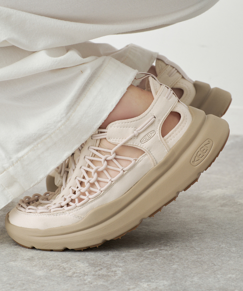 Spick & Span（スピックアンドスパン）の「KEEN / キーン UNEEK WK（サンダル・レディース・ブラック/ベージュ・25cm/24cm/23cm）」の2枚目の写真