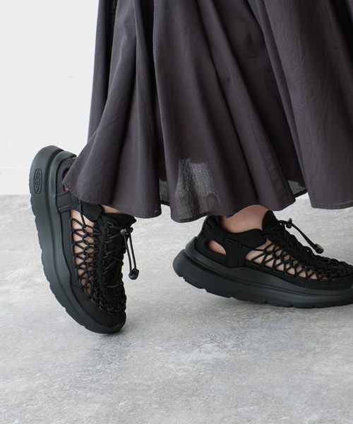 Spick & Span（スピックアンドスパン）の「KEEN / キーン UNEEK WK（サンダル・レディース・ブラック/ベージュ・25cm/24cm/23cm）」の3枚目の写真