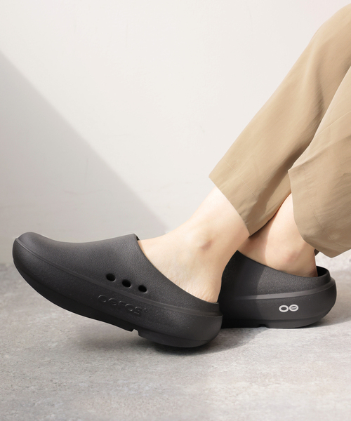 OOFOS(ウーフォス)の「【OOFOS/ウーフォス】OOcloog+:サンダル(サンダル・レディース・ブラック・23cm/24cm/25cm)」の2枚目の写真