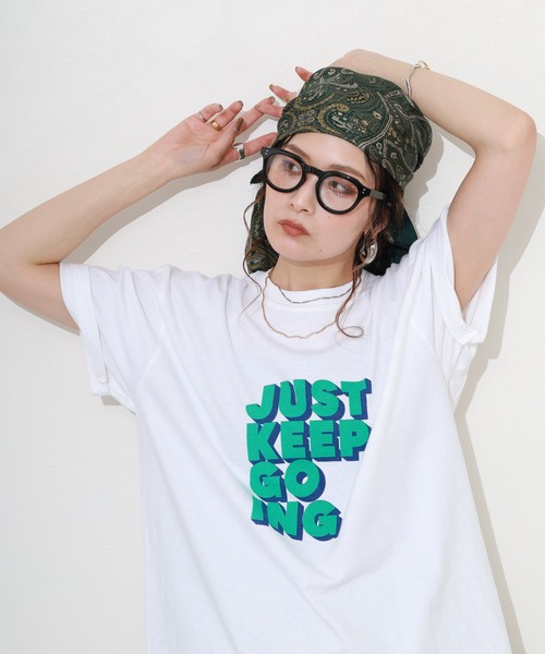 FUNALIVE（ファンアライブ）の「英字プリント半袖Tシャツ（Tシャツ/カットソー・レディース・パープル/ダークグレー/ホワイト・FREE）」の3枚目の写真