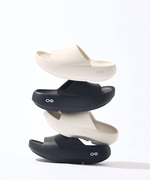 OOFOS(ウーフォス)の「【OOFOS】OOahh+ ウーアー プラス リカバリーサンダル / スライドサンダル(サンダル・レディース・ホワイト/ブラック・S/M/L)」の4枚目の写真