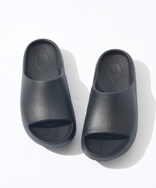 OOFOS(ウーフォス)の「【OOFOS】OOahh+ ウーアー プラス リカバリーサンダル / スライドサンダル(サンダル・レディース・ホワイト/ブラック・S/M/L)」の5枚目の写真