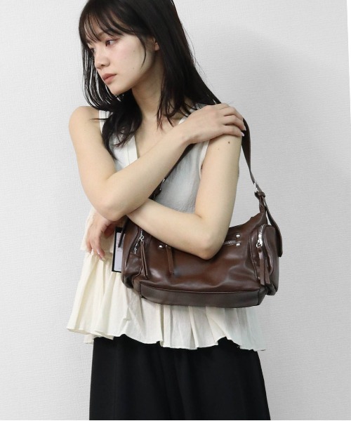 THE CELL.(ザセルドット)の「サイドポケット ショルダーバッグ SIDE POCKET SHOULDER BAG(ハンドバッグ・レディース・ブラック/レッド/ブラウン・FREE)」の3枚目の写真