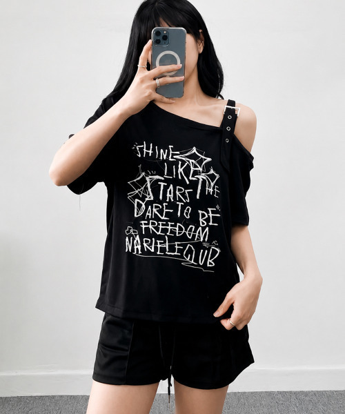 VIVID LADY(ビビッドレディー)の「ワンショルダー バックル 半袖Tシャツ(Tシャツ/カットソー・レディース・ブラック/ホワイト・FREE)」の4枚目の写真