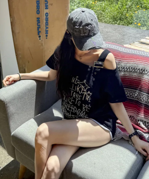VIVID LADY(ビビッドレディー)の「ワンショルダー バックル 半袖Tシャツ(Tシャツ/カットソー・レディース・ブラック/ホワイト・FREE)」の7枚目の写真