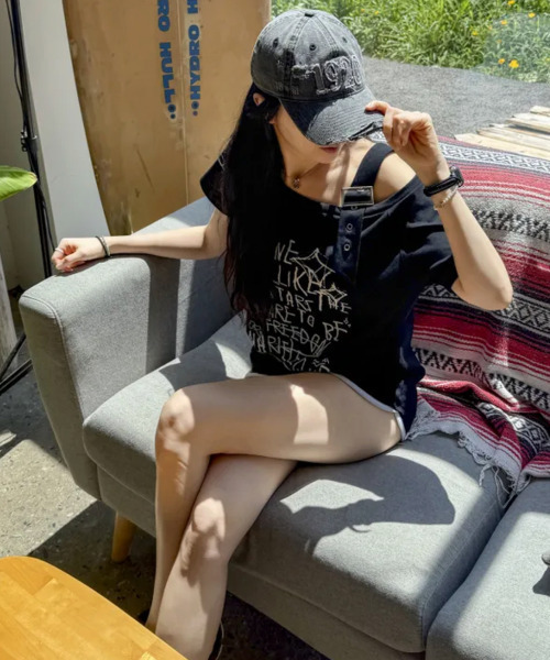 VIVID LADY(ビビッドレディー)の「ワンショルダー バックル 半袖Tシャツ(Tシャツ/カットソー・レディース・ブラック/ホワイト・FREE)」の8枚目の写真