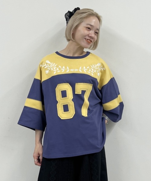 RODEO CROWNS WIDE BOWL(ロデオクラウンズワイドボウル)の「エンブロイダリーユニフォームTシャツ(Tシャツ/カットソー・レディース・ネイビー系1/オフホワイト/ブラック・FREE)」の1枚目の写真