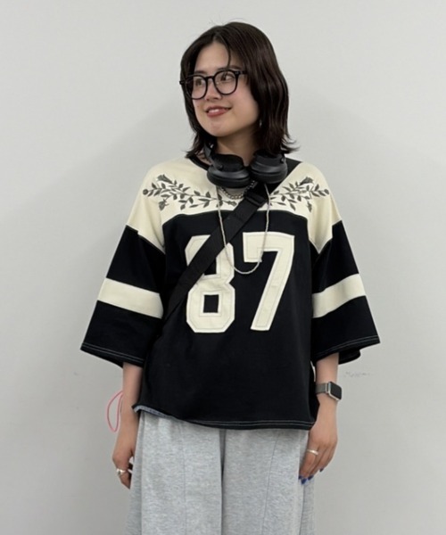 RODEO CROWNS WIDE BOWL(ロデオクラウンズワイドボウル)の「エンブロイダリーユニフォームTシャツ(Tシャツ/カットソー・レディース・ネイビー系1/オフホワイト/ブラック・FREE)」の3枚目の写真