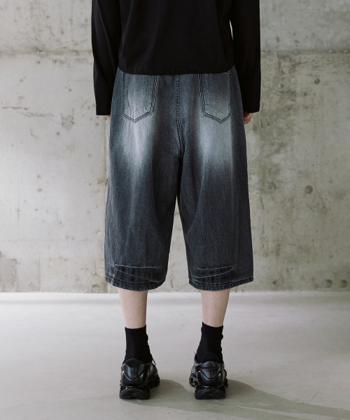 P.IN.O(ピインオ)の「カーブドオールブラシバミューダデニムパンツ - ブラック(その他パンツ・メンズ・その他・SMALL/MEDIUM/LARGE/X-LARGE)」の5枚目の写真