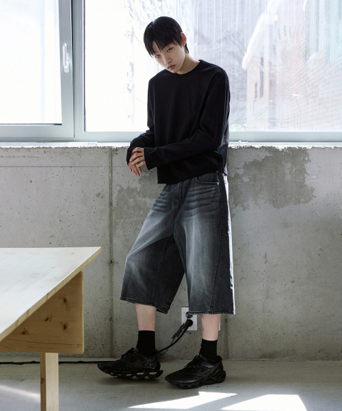 P.IN.O(ピインオ)の「カーブドオールブラシバミューダデニムパンツ - ブラック(その他パンツ・メンズ・その他・SMALL/MEDIUM/LARGE/X-LARGE)」の4枚目の写真