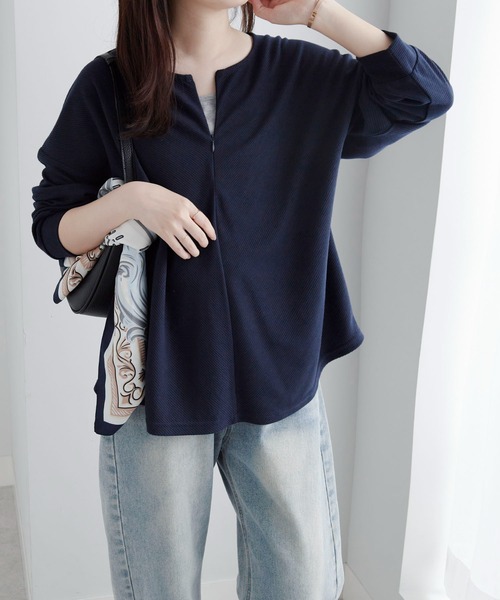 Viola e Viola(ヴィオラエヴィオラ)の「細見えラインリップル素材ジップトップス(Tシャツ/カットソー・レディース・ネイビー/ダークブルー/ブラック/オリーブ/レッド・M/L/LL)」の4枚目の写真