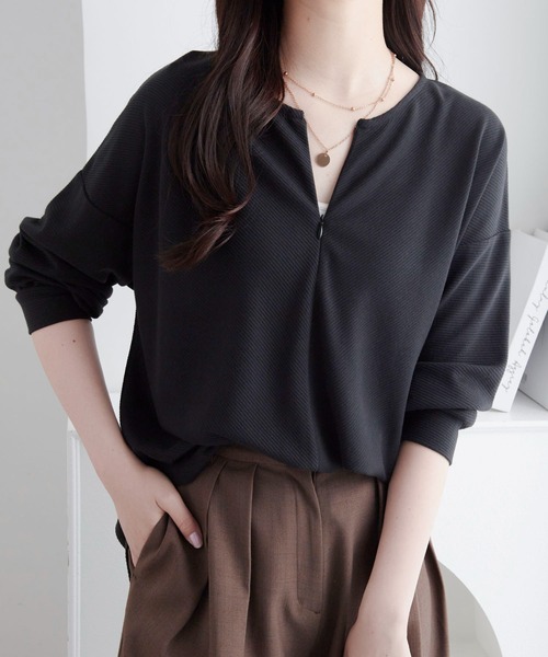 Viola e Viola(ヴィオラエヴィオラ)の「細見えラインリップル素材ジップトップス(Tシャツ/カットソー・レディース・ネイビー/ダークブルー/ブラック/オリーブ/レッド・M/L/LL)」の2枚目の写真