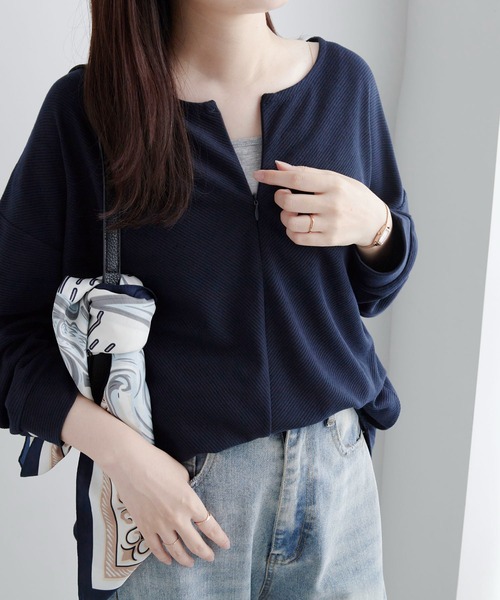 Viola e Viola(ヴィオラエヴィオラ)の「細見えラインリップル素材ジップトップス(Tシャツ/カットソー・レディース・ネイビー/ダークブルー/ブラック/オリーブ/レッド・M/L/LL)」の20枚目の写真